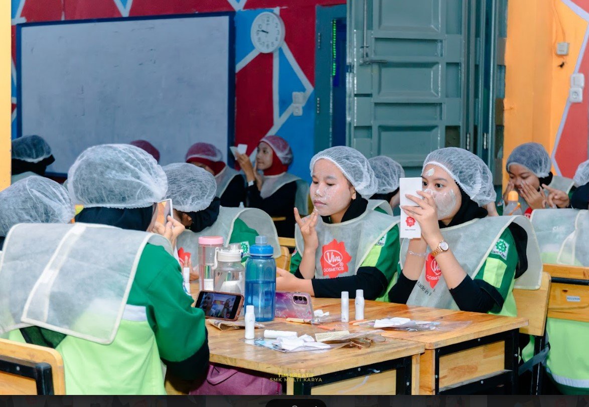 Siswi dan Guru SMK Multi Karya Mengikuti Kegiatan Beauty Class Bersama Viva Cosmetic